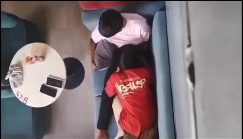 Quay lén bồ liếm liếm cho cô bạn gái nơi công cộng