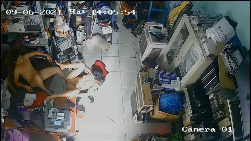 Vợ yêu ông xã nắc nhau trong của cặc máy tính